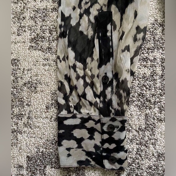 Vince Basketweave 100% Silk Button Down Abstract Printed Blouse Size 8 - Picture 6 of 8